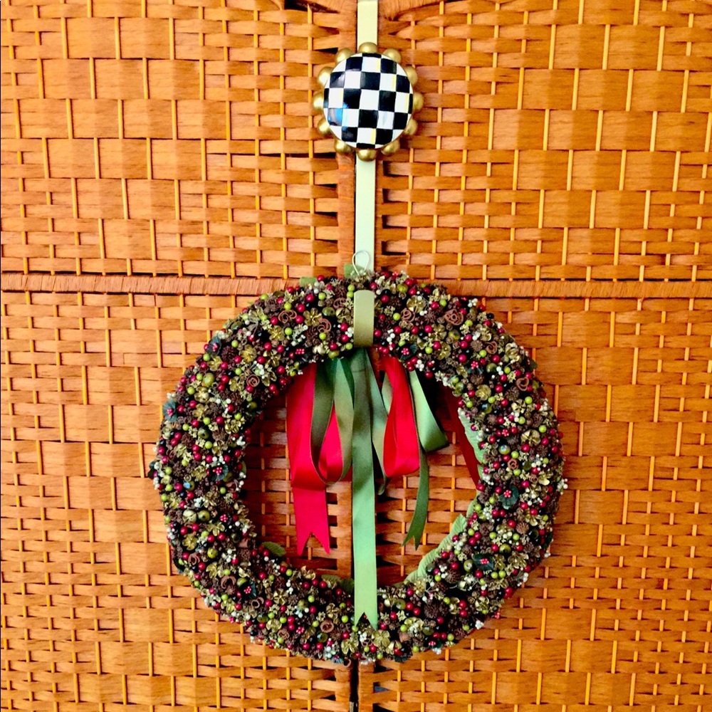 MacKenzie - Childs 𝐼𝑑𝑎 𝑆𝑐𝘩𝑙𝑜𝑠𝑠𝑏𝑒𝑟𝑔 Berry & Cone Wreath